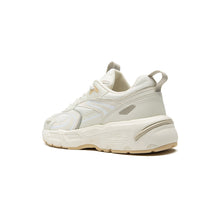 Load image into Gallery viewer, AKIII CLASSIC Titan Sneakers Cream