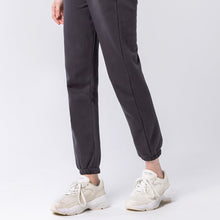 Load image into Gallery viewer, AKIII CLASSIC Praha Sneaker Shoucream Cheese