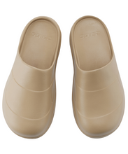 Load image into Gallery viewer, 23.65 Baguette Rubber Clogs Camel
