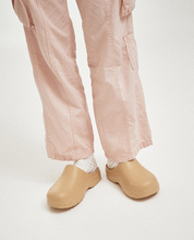 Load image into Gallery viewer, 23.65 Baguette Rubber Clogs Camel
