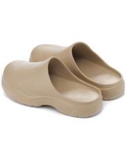 Load image into Gallery viewer, 23.65 Baguette Rubber Clogs Camel
